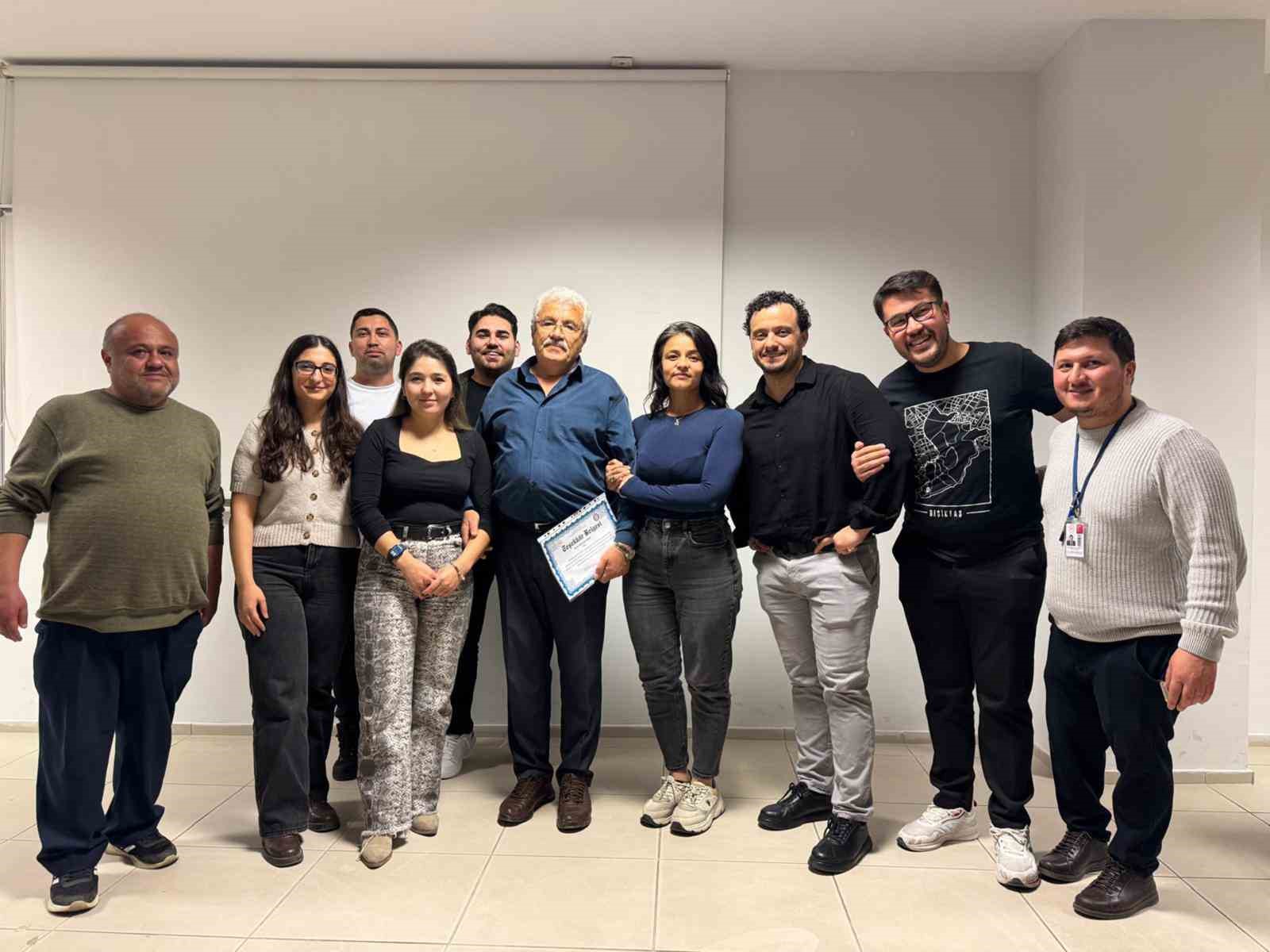 Hastanenin 40 yıllık emektarı i&ccedil;in veda t&ouml;reni
