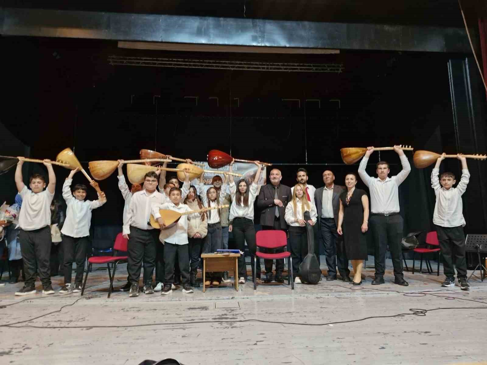 Bağlama kursiyerlerinden halk m&uuml;ziği konseri
