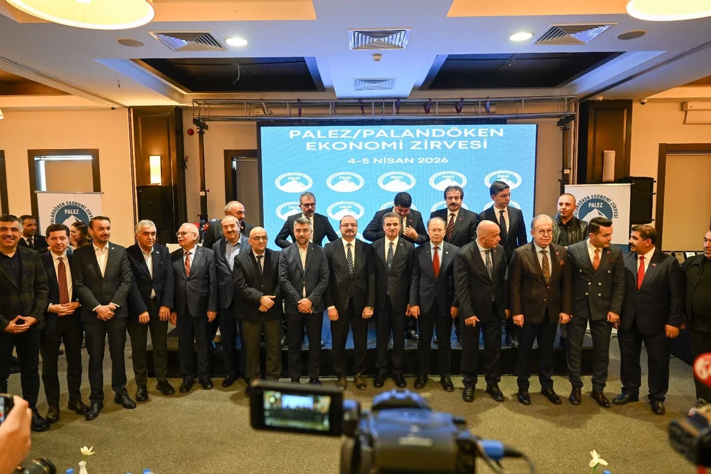 Vali Baruş, Paland&ouml;ken Ekonomi Zirvesi&rsquo;nde konuştu
