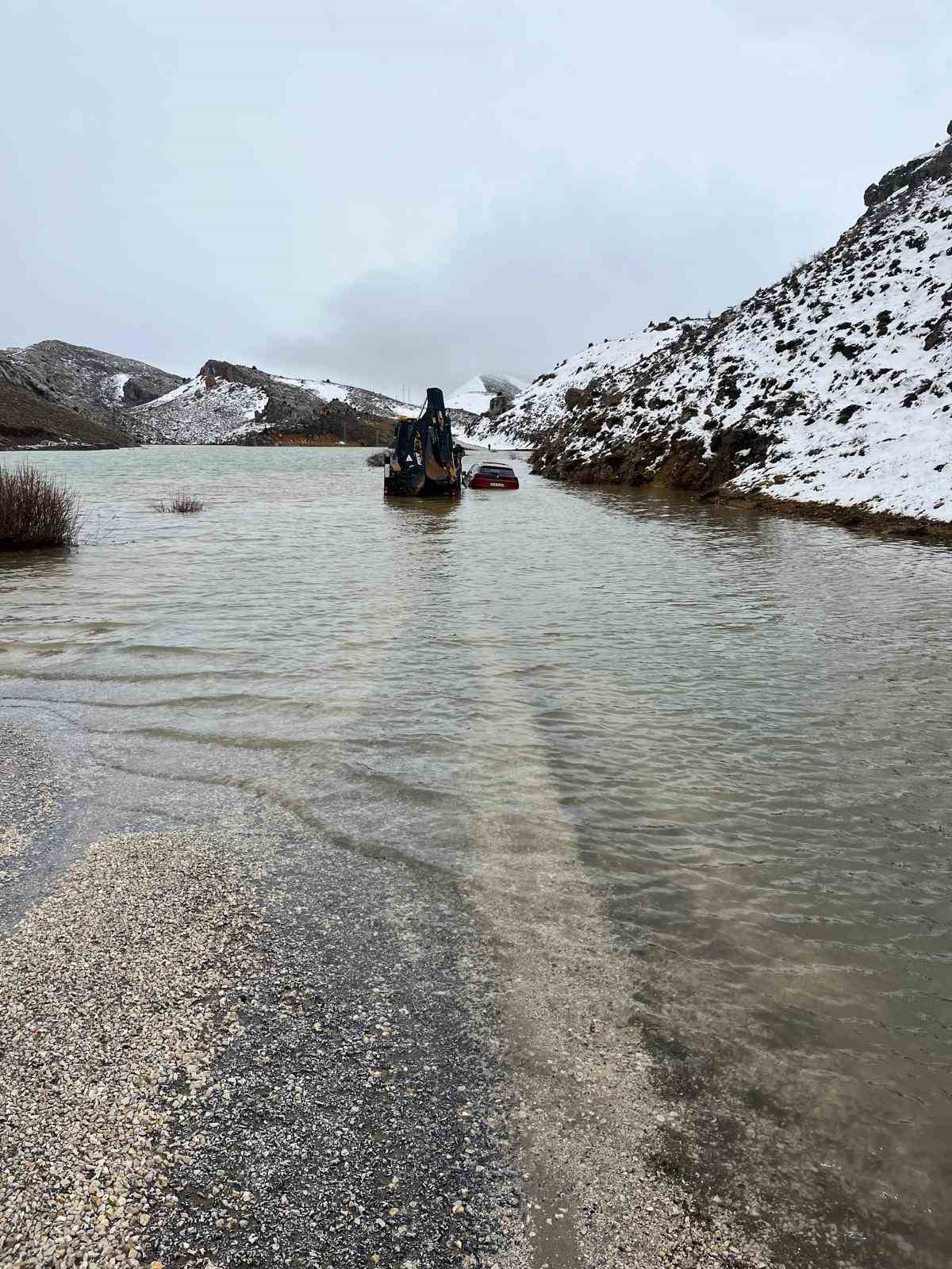 Konya&rsquo;da g&ouml;le d&ouml;nen yayla yolunda ara&ccedil;ta mahsur kalan aile kurtarıldı
