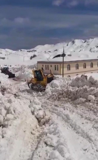 Nemrut’ta kar 5 metreyi buldu