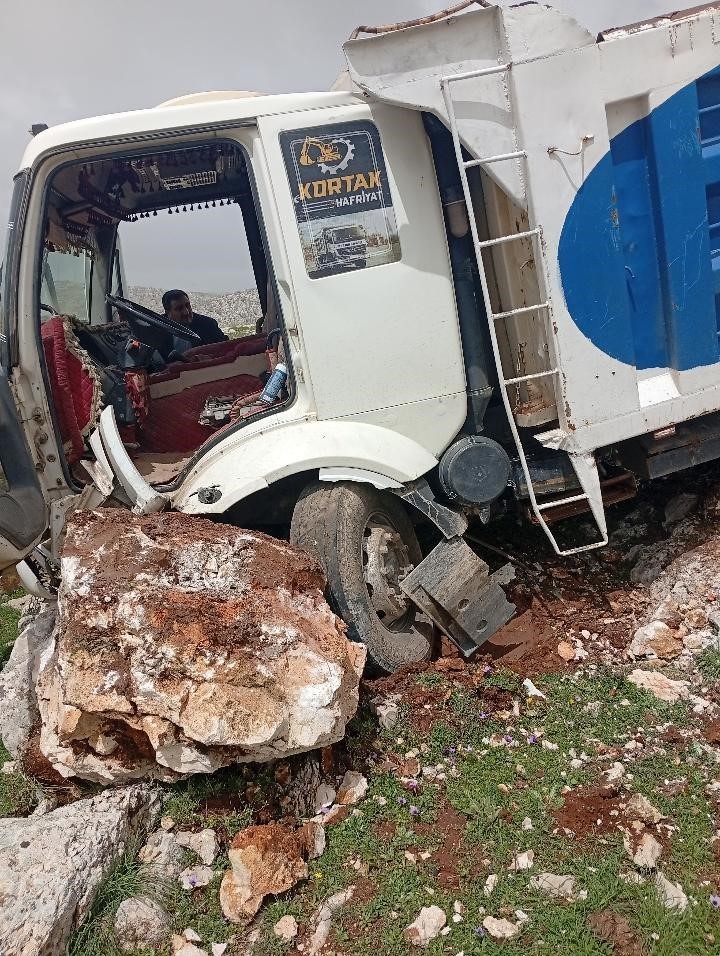 Diyarbakır&rsquo;da freni boşan hafriyat kamyonu taşlara &ccedil;arptı: 1 yaralı
