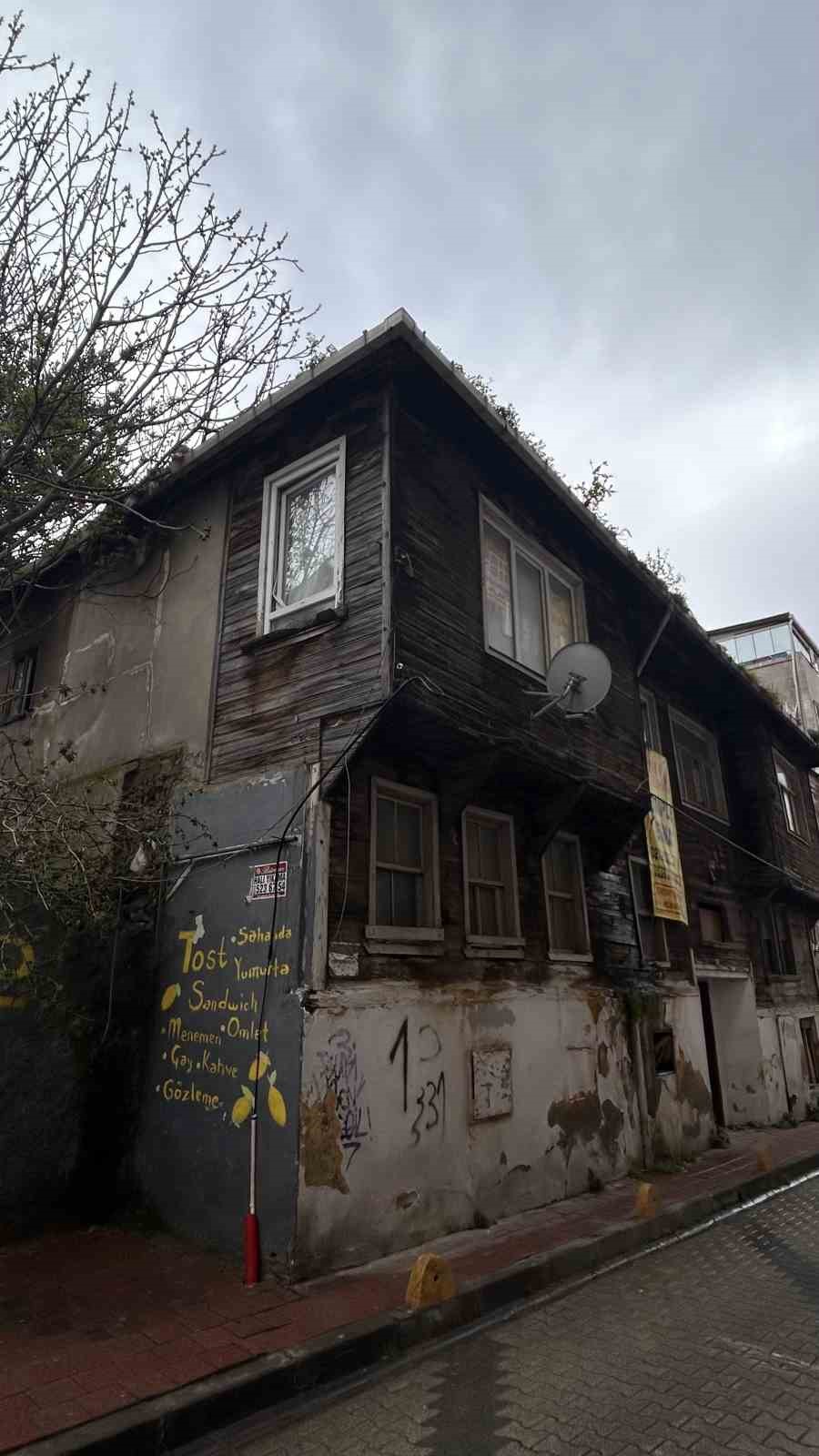 Fatih&rsquo;te izinsiz kazı yapılan ev g&ouml;r&uuml;nt&uuml;lendi
