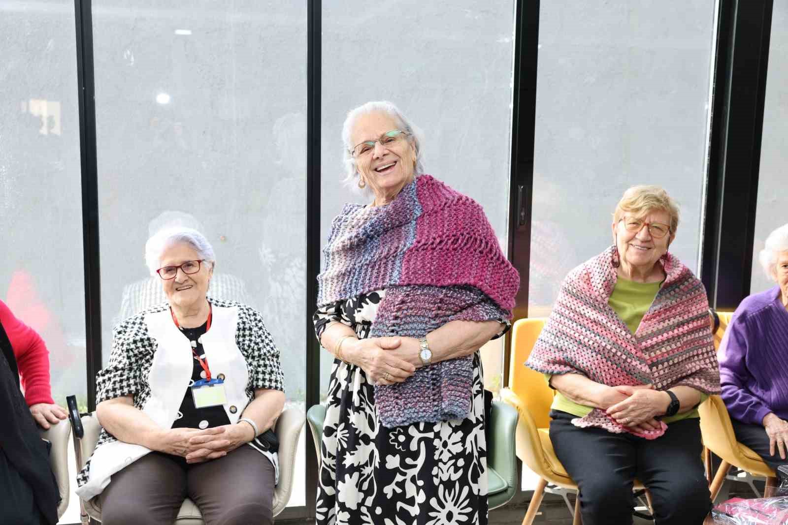 Nil&uuml;ferli kadınlardan huzurevi sakinlerine g&ouml;n&uuml;l k&ouml;pr&uuml;s&uuml;
