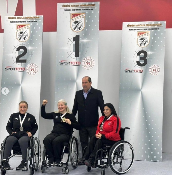 Bursalı milli sporcu Aysel &Ouml;zgan, Ankara&rsquo;dan altın madalyayla d&ouml;nd&uuml;
