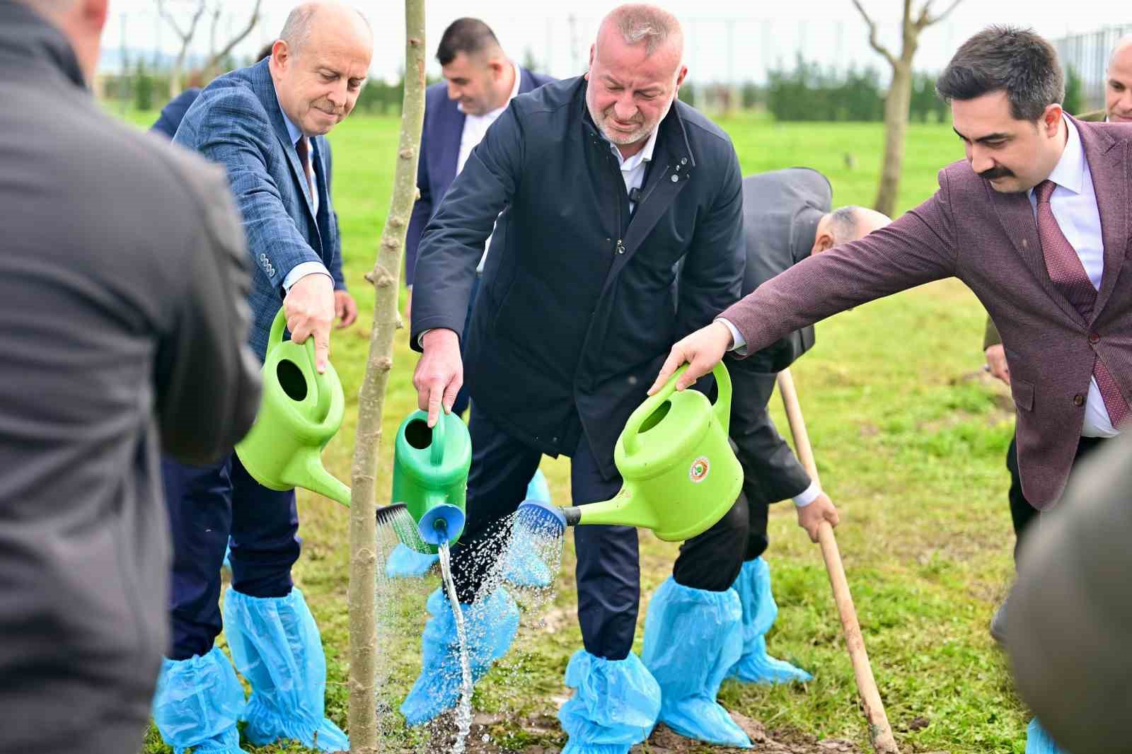 Bursa&rsquo;nın fethinin 700&rsquo;&uuml;nc&uuml; yılında Karacabey&rsquo;de fidanlar toprakla buluştu

