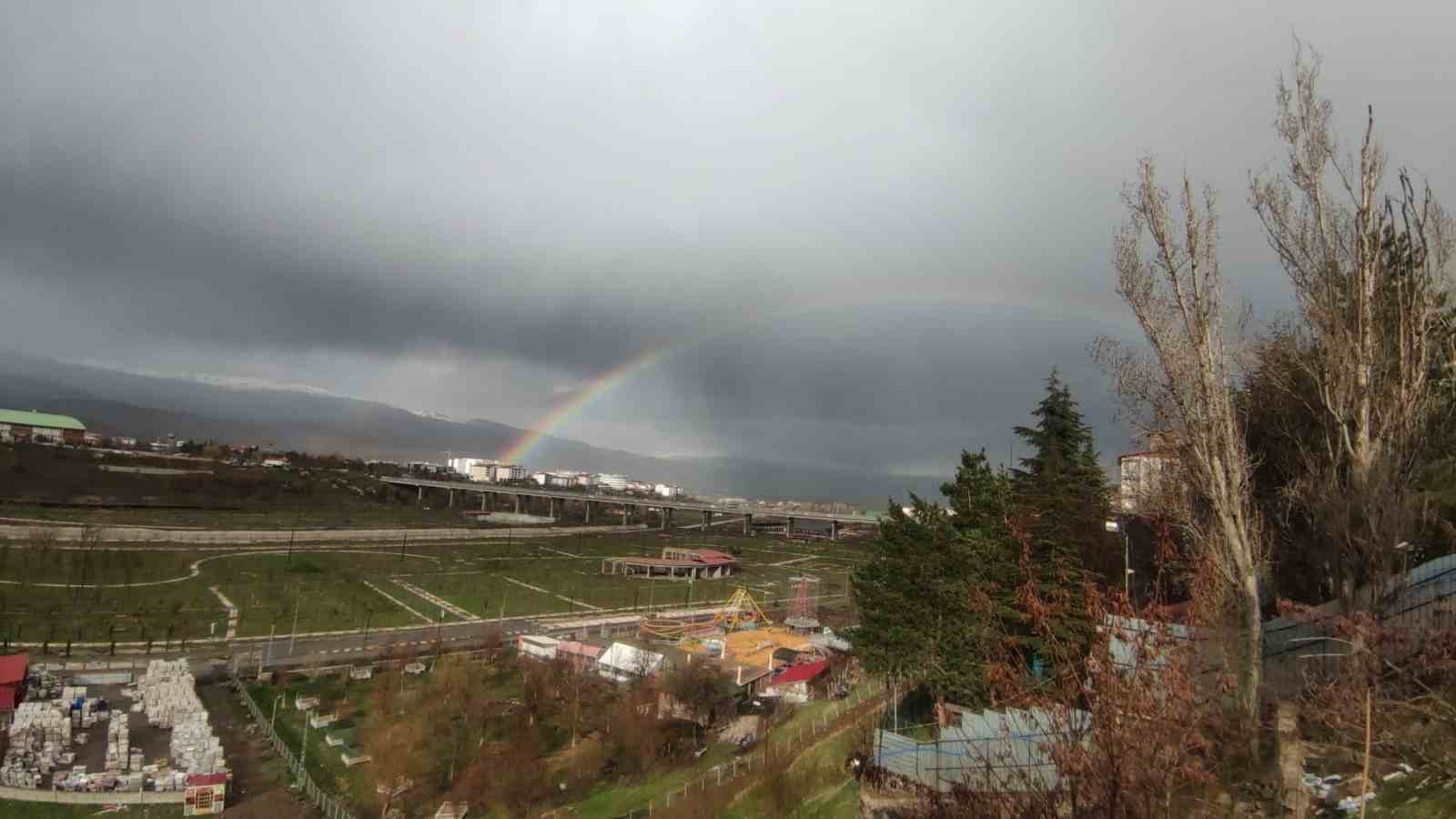 Bing&ouml;l&rsquo;de g&ouml;kkuşağı g&ouml;rsel ş&ouml;len oluşturdu
