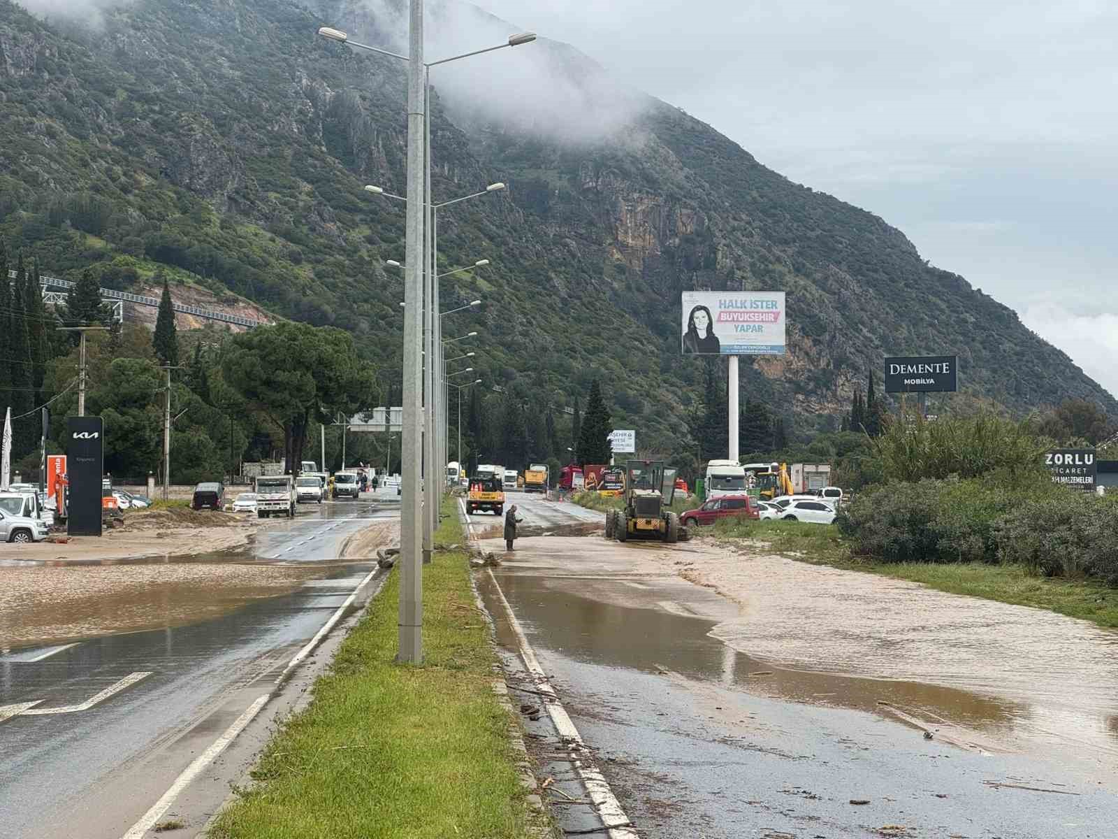 Aşırı yağışlar S&ouml;ke&rsquo;de hayatı olumsuz etkiliyor
