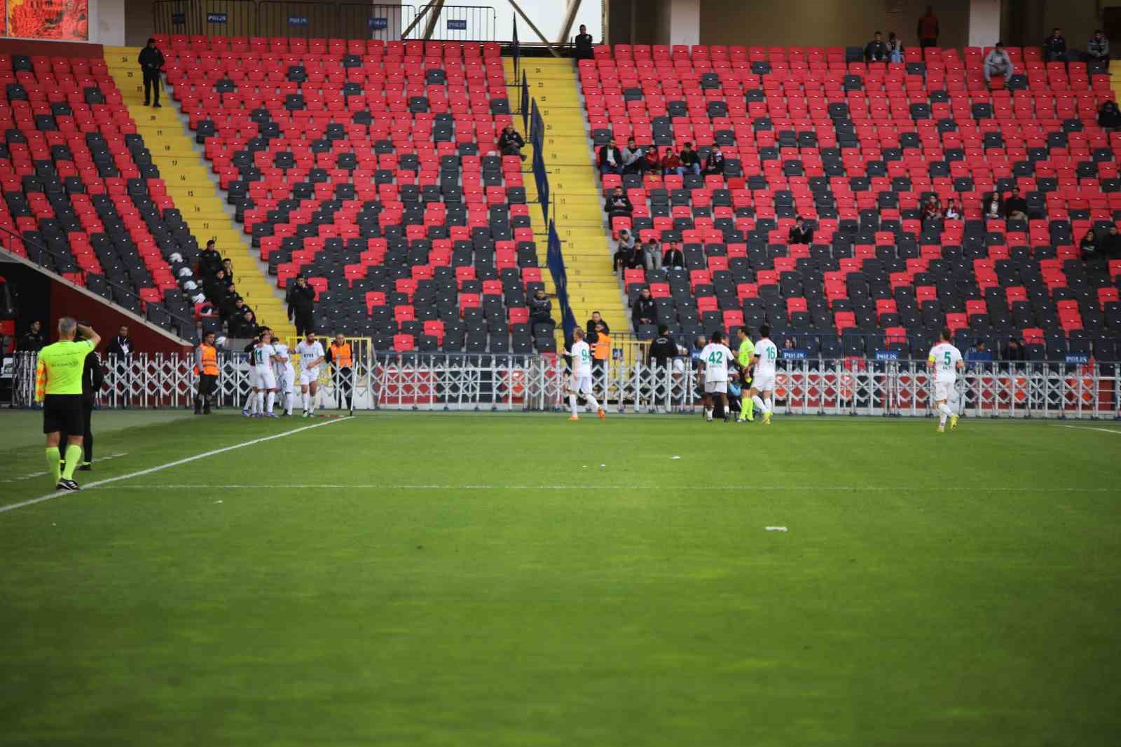 Trendyol Süper Lig: Gaziantep FK: 0 - Corendon Alanyaspor: 1 (İlk yarı)