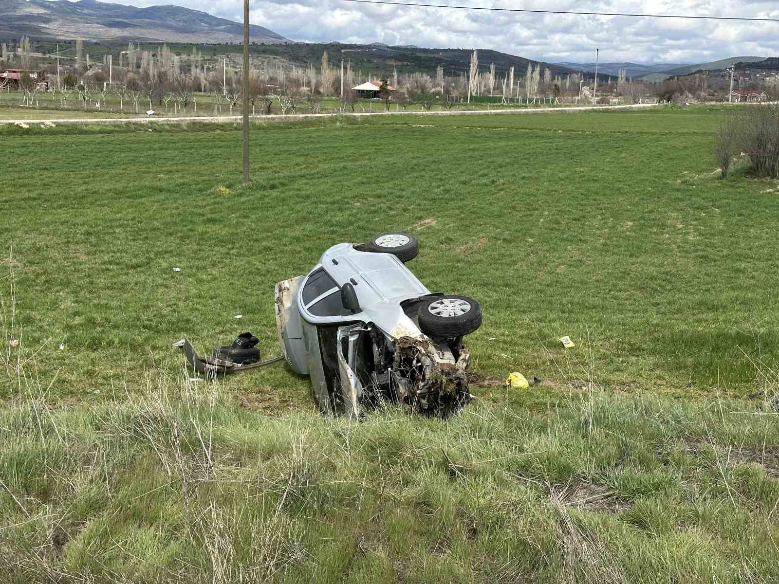 Uşak&rsquo;ta otomobil tarlaya devrildi: 4 kişi yaralandı
