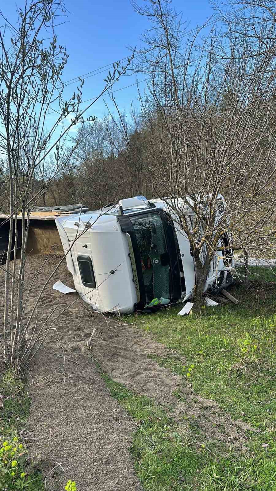 Sinop’ta kamyon devrildi: Sürücü yaralandı