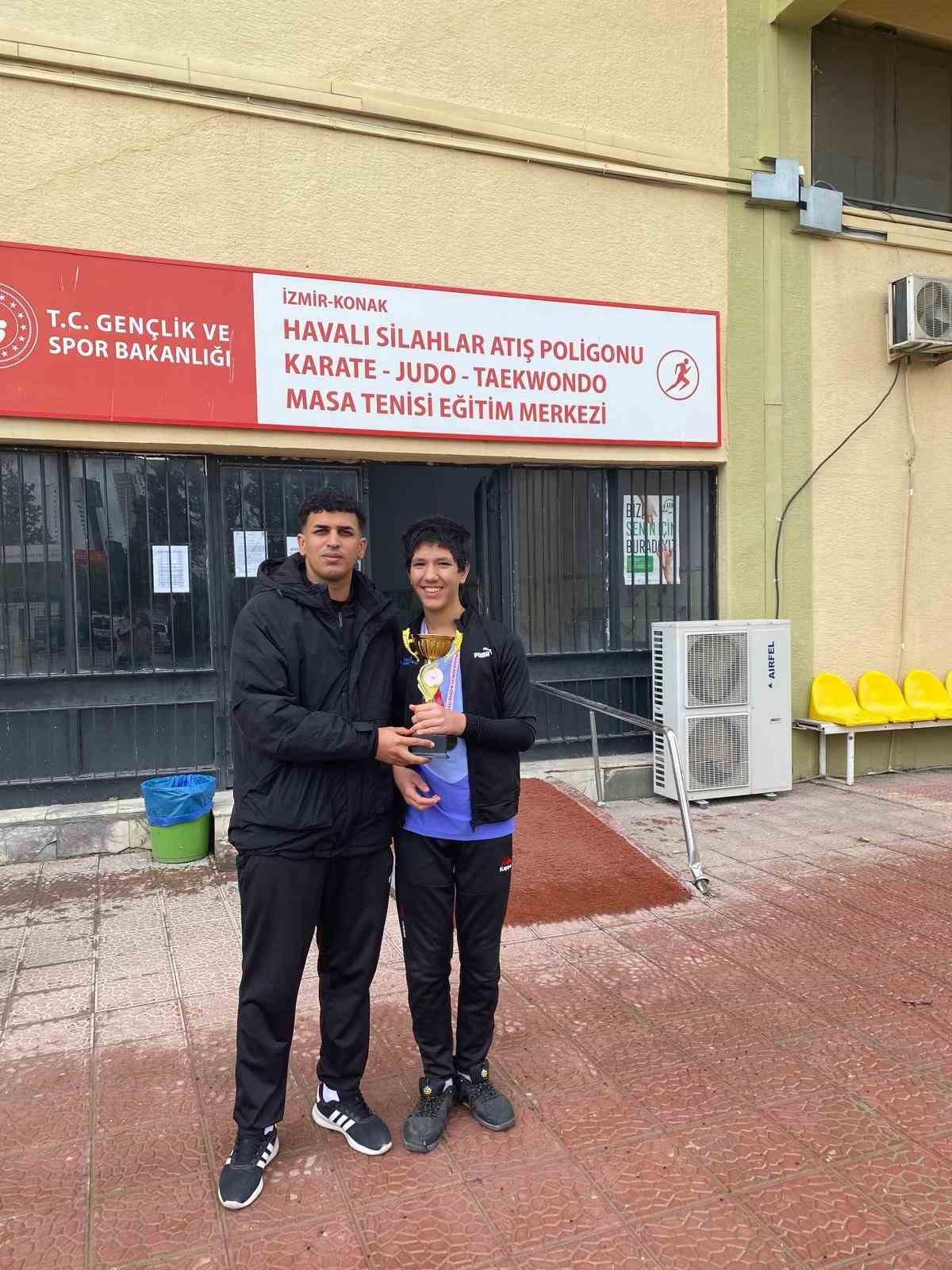 Aliağa’nın özel sporcularından çifte şampiyonluk
