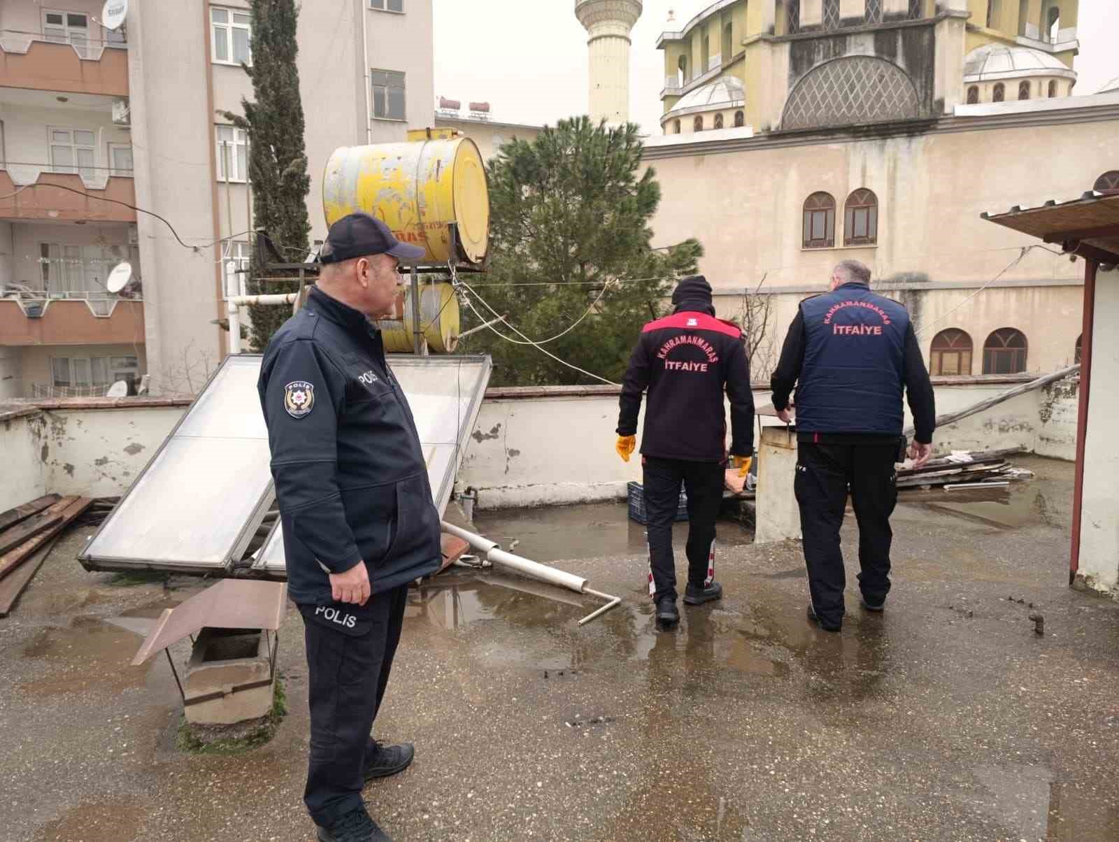 Çatı katında mahsur kalan kediyi polis ve itfaiye kurtardı