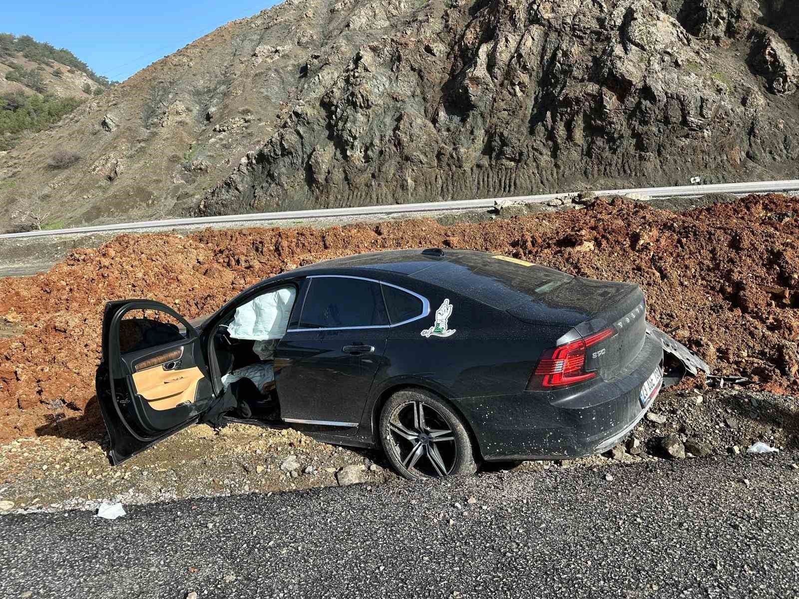 Kontrolden &ccedil;ıkan l&uuml;ks otomobil yol kenarına savruldu: 1 yaralı
