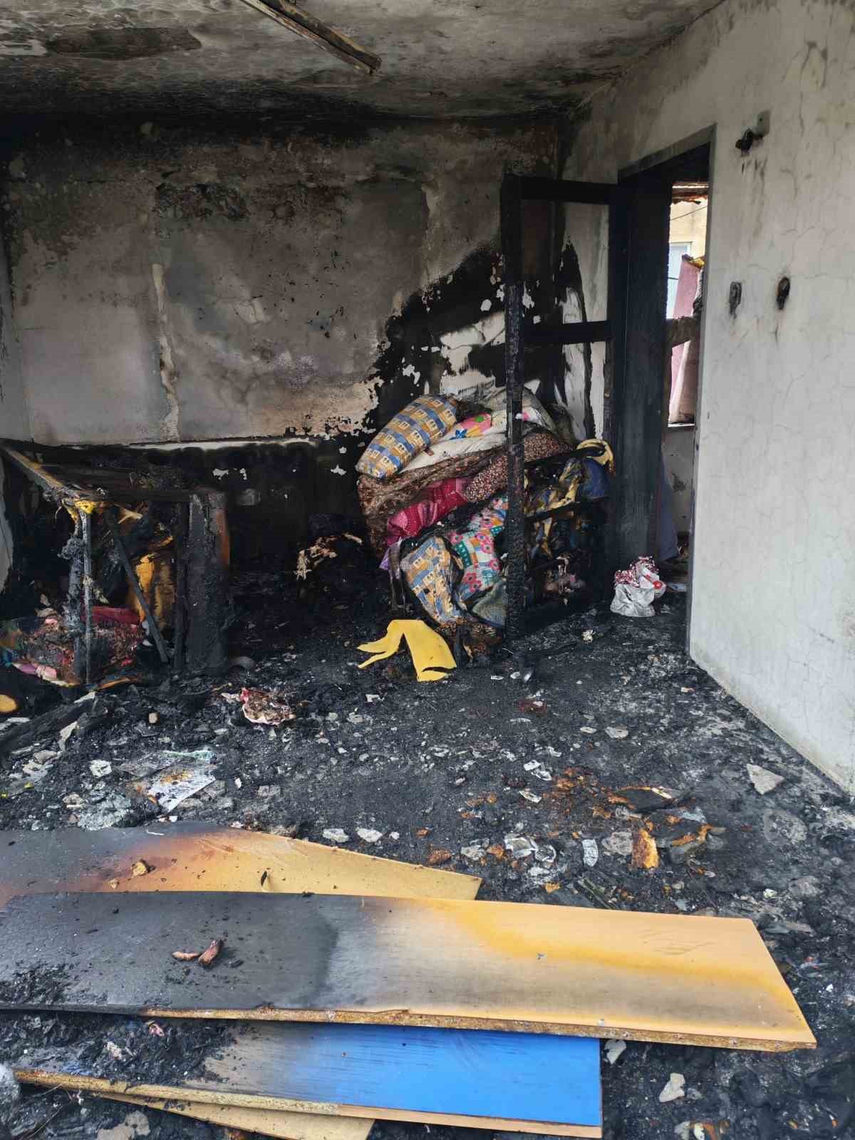 Alevlerin k&uuml;le &ccedil;evirdiği evde Kur&rsquo;an-ı Kerim zarar g&ouml;rmedi
