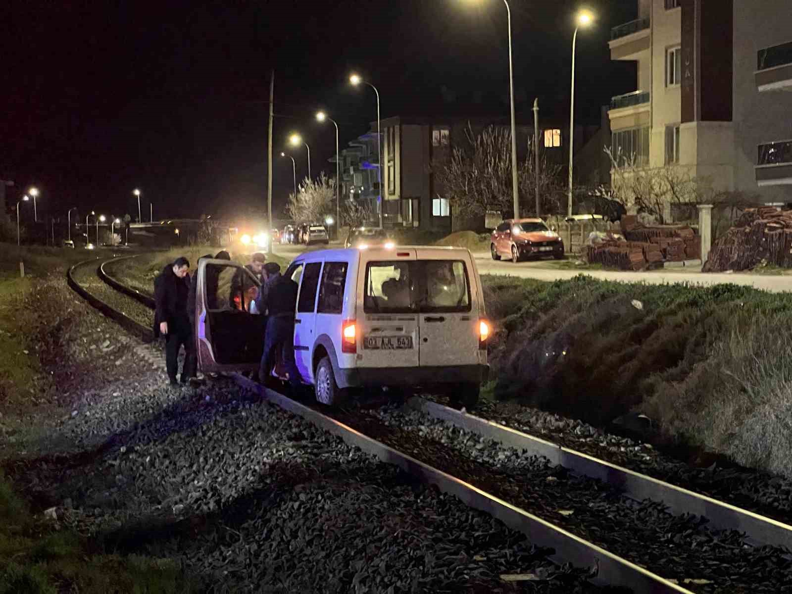 Yolu karıştırıp tren raylarına giren sürücünün tehlikeli anları