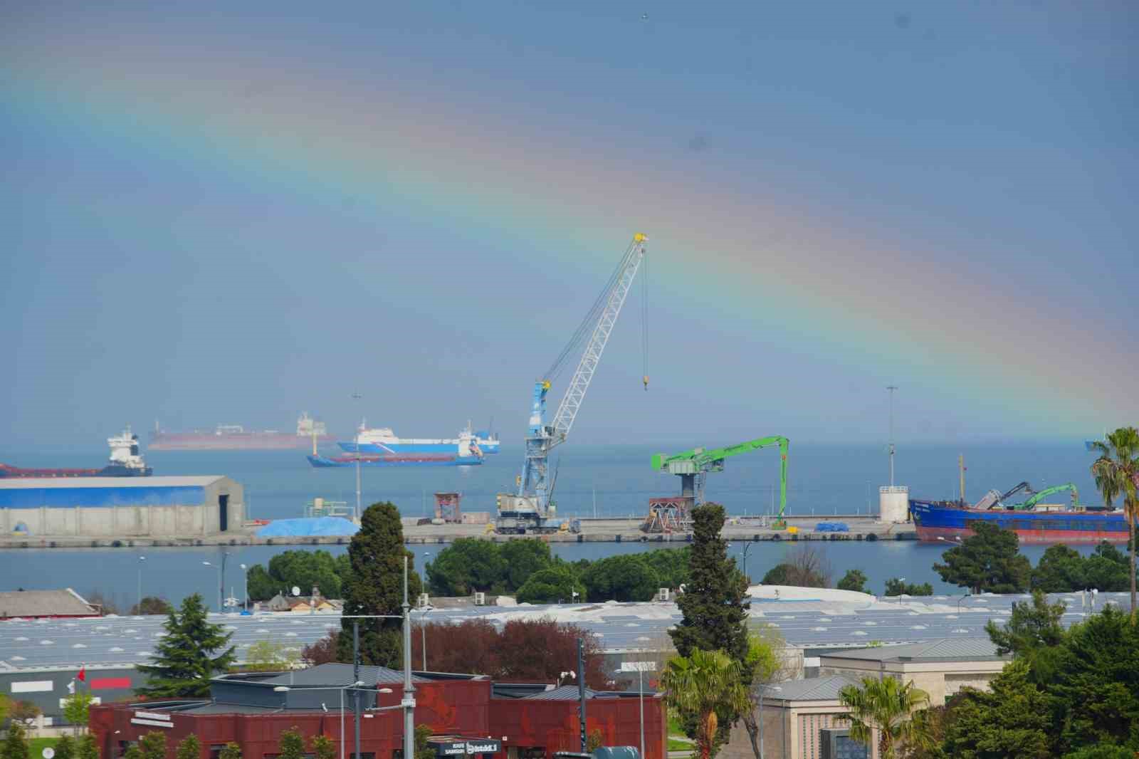 Samsun&rsquo;da yağmur sonrası deniz &uuml;zerinde g&ouml;kkuşağı oluştu
