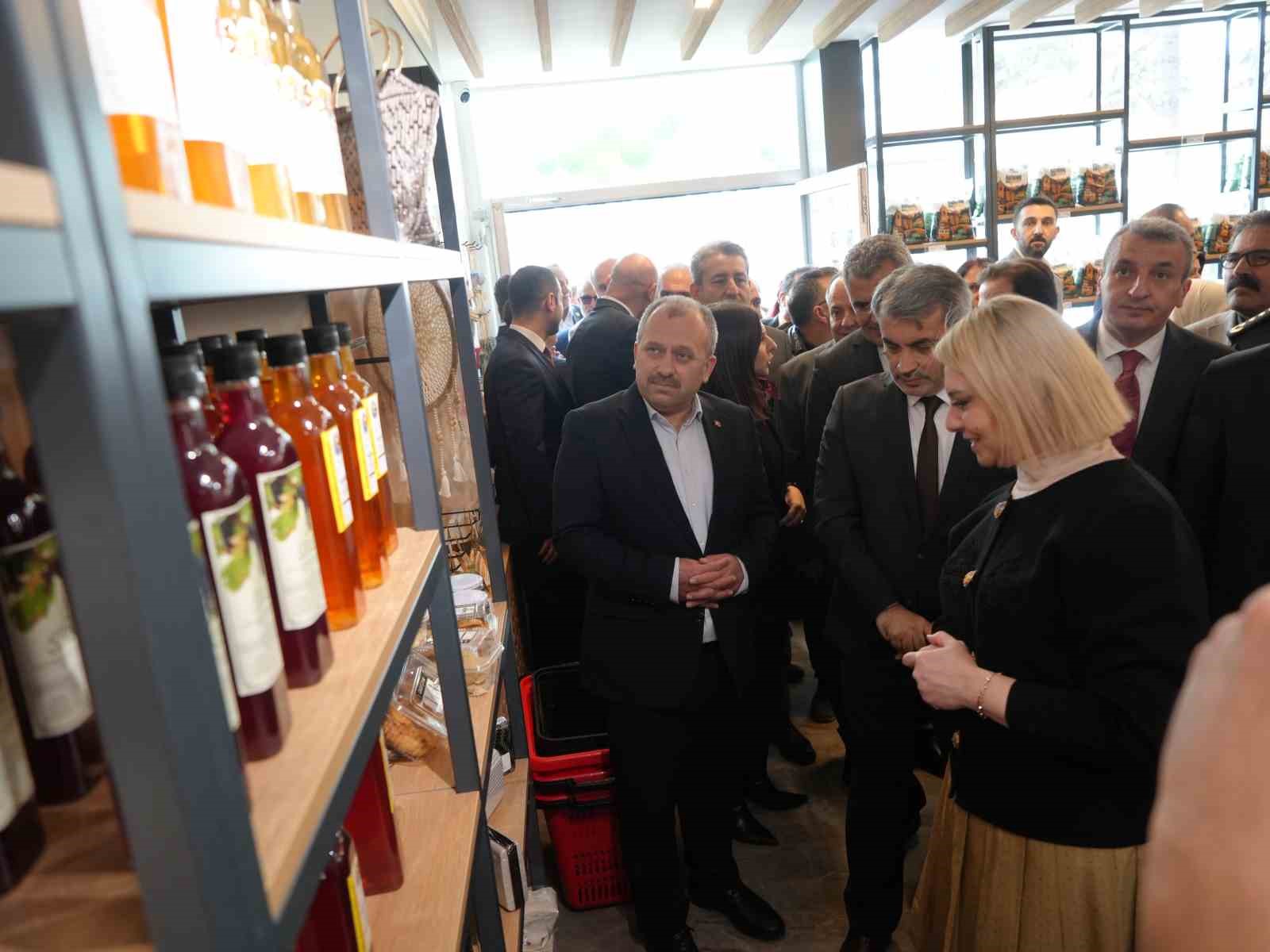 Türkiye’nin ilk ‘ekolojik market’i açıldı