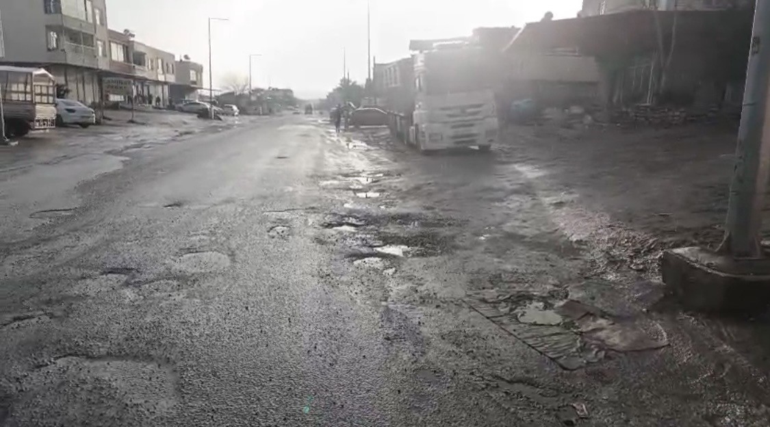Diyarbakır’da bozulan yollar sürücülere zor anlar yaşatıyor