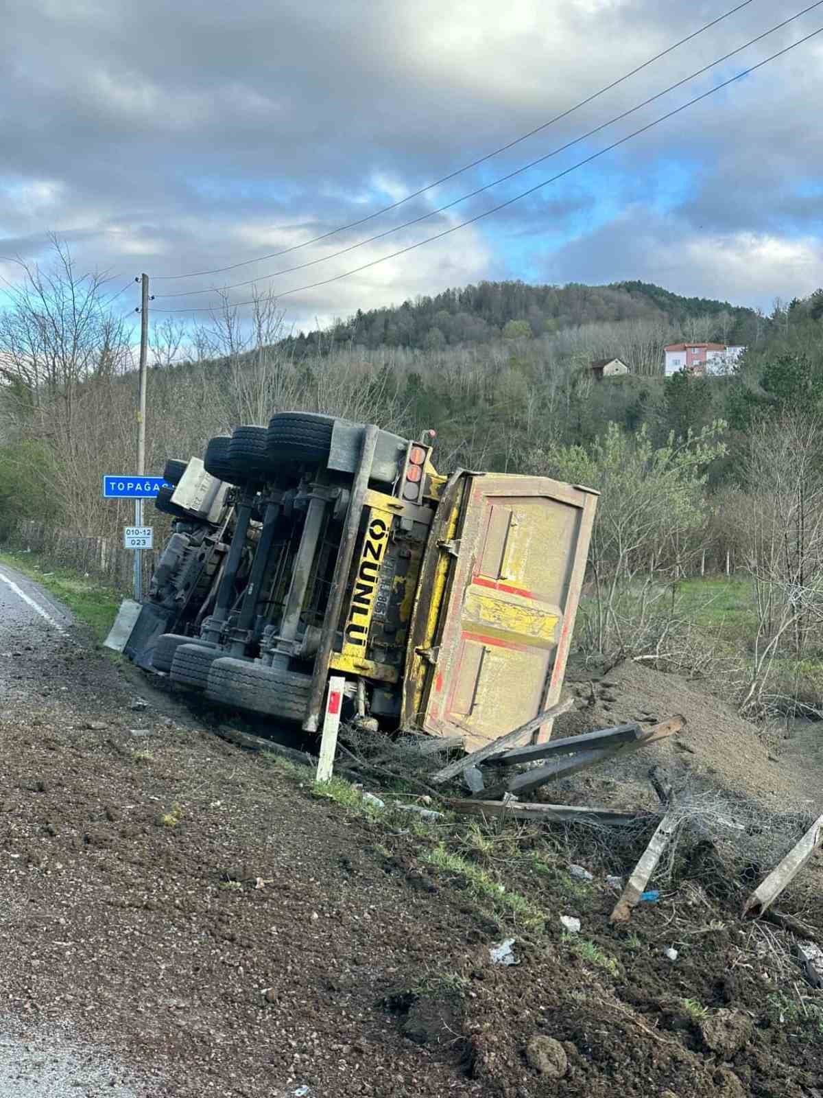 Sinop’ta kamyon devrildi: Sürücü yaralandı