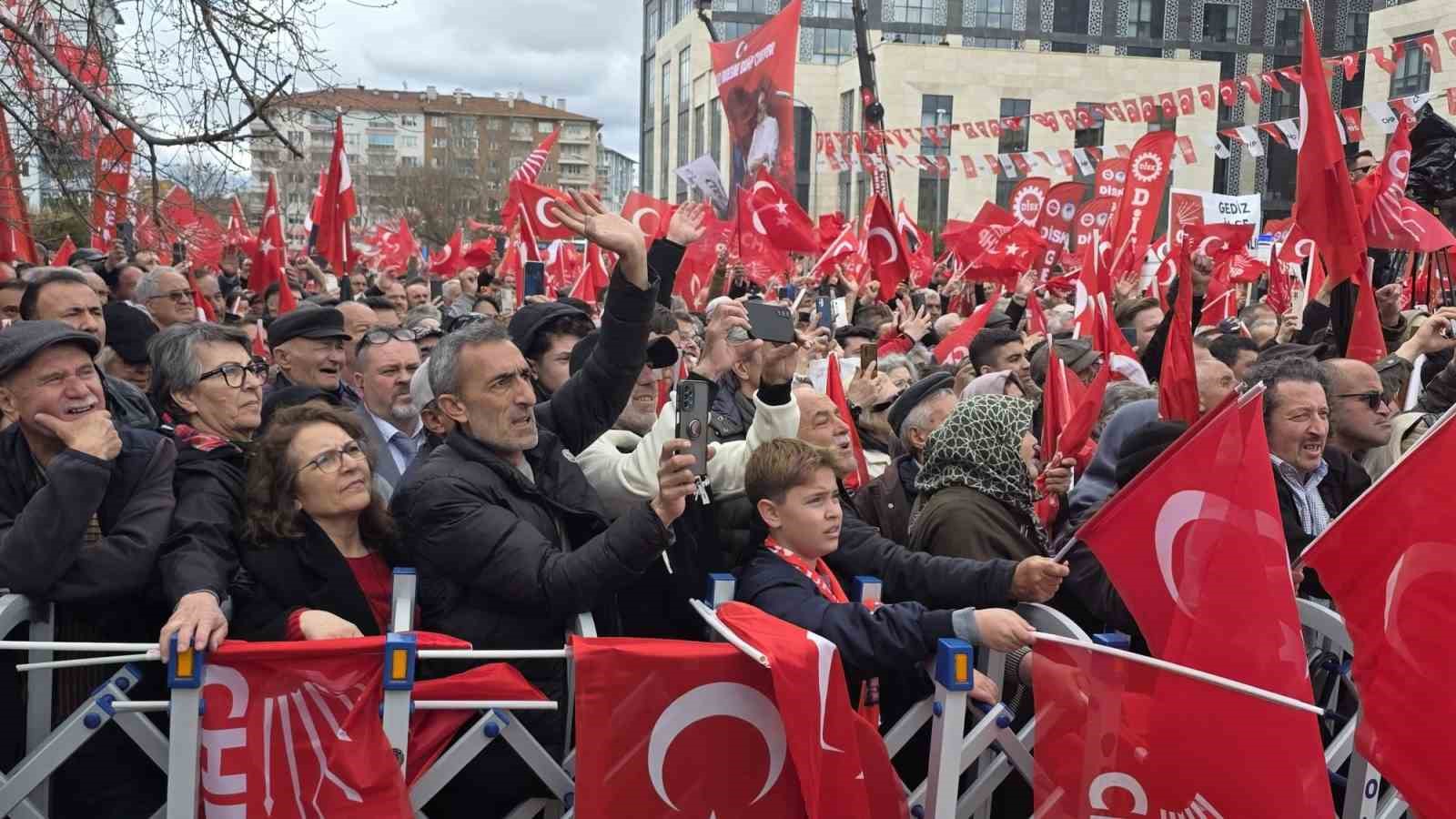 &Ouml;zg&uuml;r &Ouml;zel, K&uuml;tahya&rsquo;da "Millet İradesine Sahip &Ccedil;ıkıyor" mitinginde konuştu
