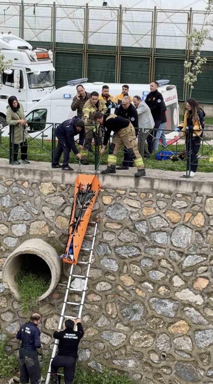 Bursa’da dereye düşen adamı ekipler kurtardı