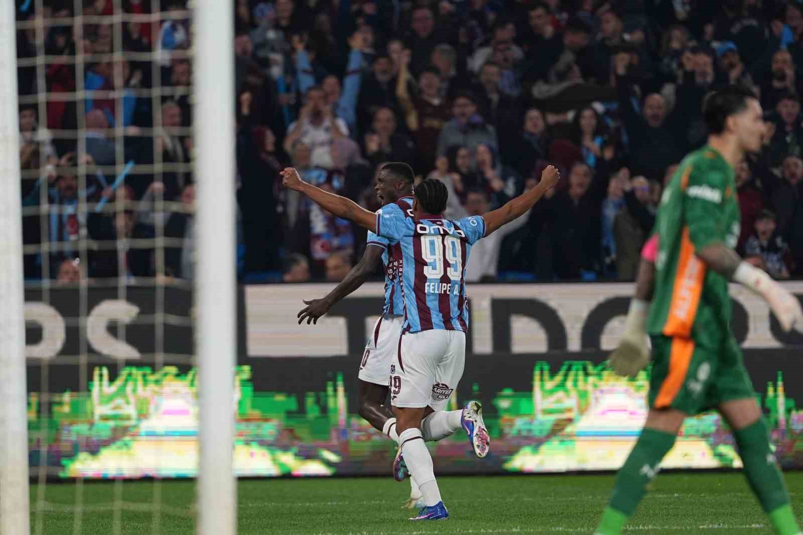 Trendyol Süper Lig: Trabzonspor: 1 - Galatasaray: 0 (İlk yarı)