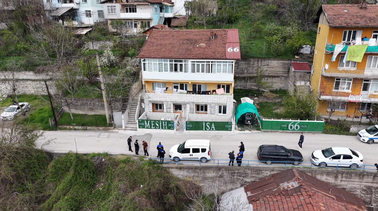 Evin çatısına ve önündeki çitlere yazılan yazılar ekipleri harekete geçirdi