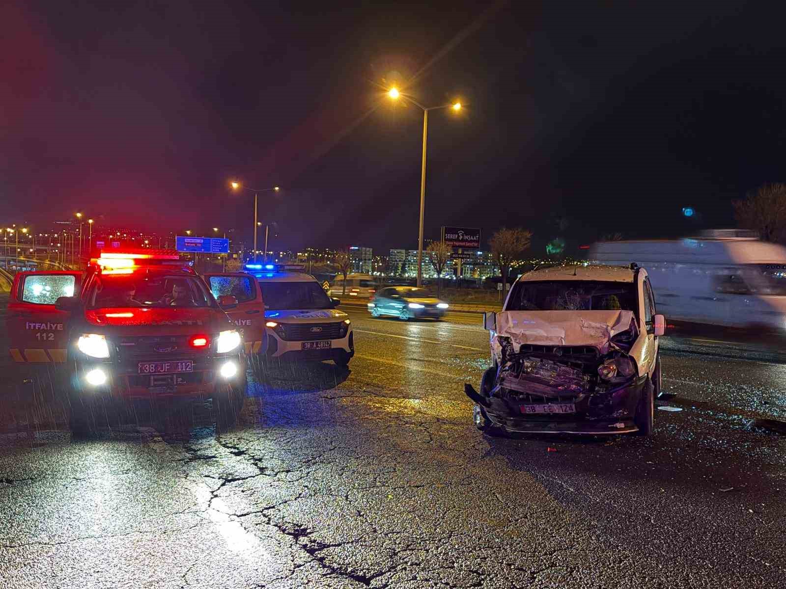 Arızalı minib&uuml;se &ccedil;arpan ara&ccedil;ta 7 aylık bebek dahil 6 yaralı
