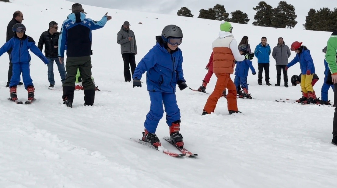 Kars&rsquo;ın &ccedil;ocukları Nisan&rsquo;da 2 metre kar &uuml;zerinde kayak &ouml;ğreniyor
