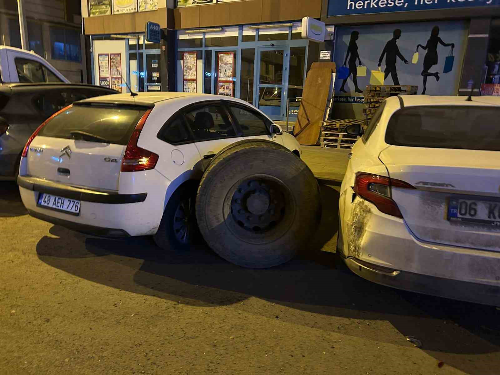 Kars’ta seyir halindeki kamyonun tekeri koptu: Park halindeki araçlar zarar gördü