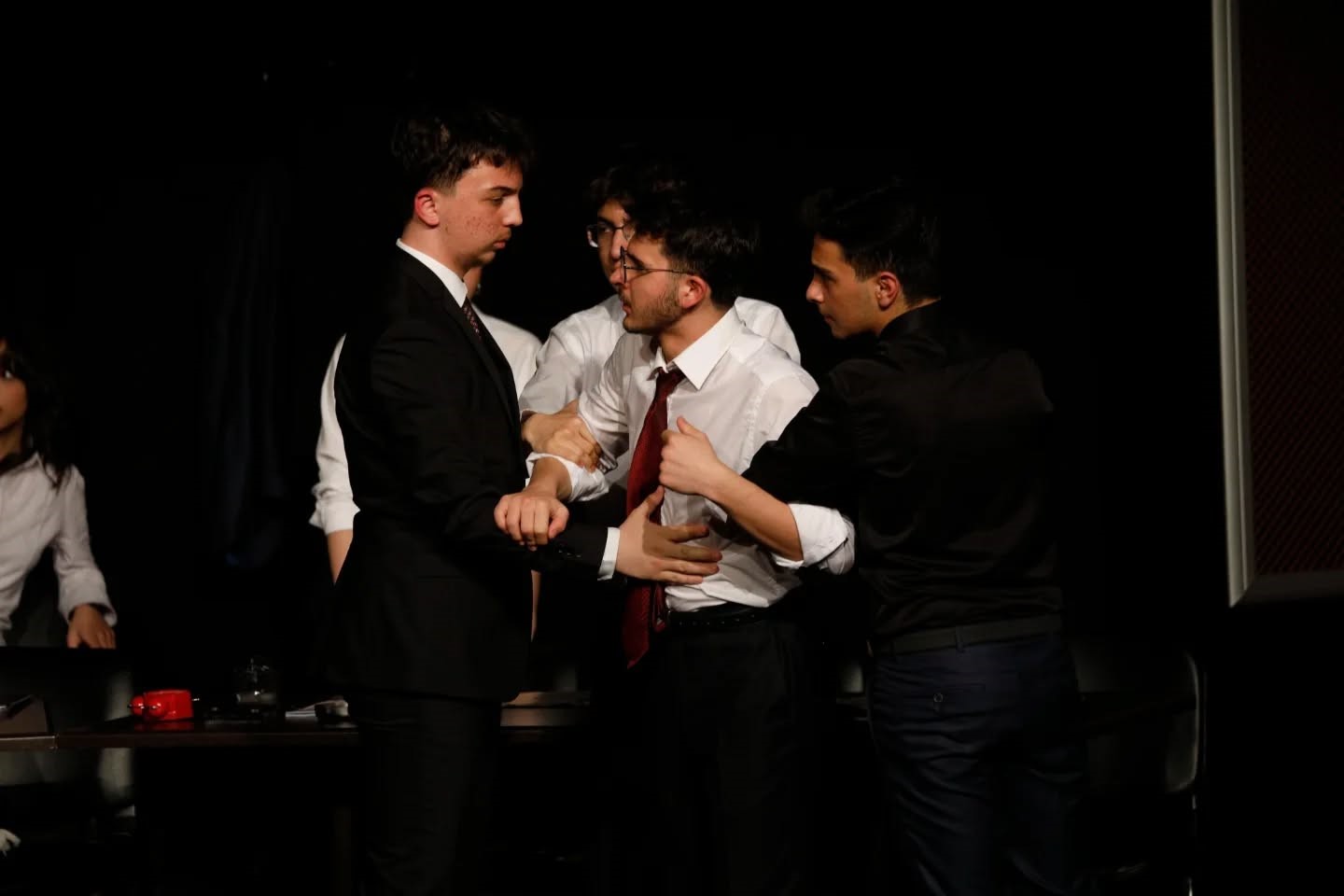 Erzurum Lisesi &ouml;ğrencilerinden anlamlı sahne: "12 &Ouml;fkeli" b&uuml;y&uuml;k beğeni topladı
