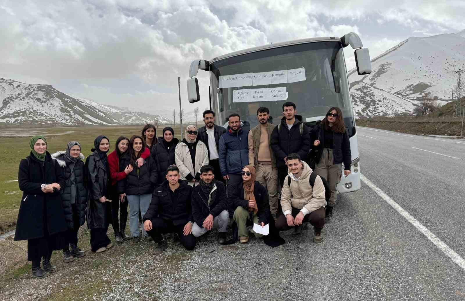 Üniversite öğrencilerinden çiğdemler arasında doğa yürüyüşü