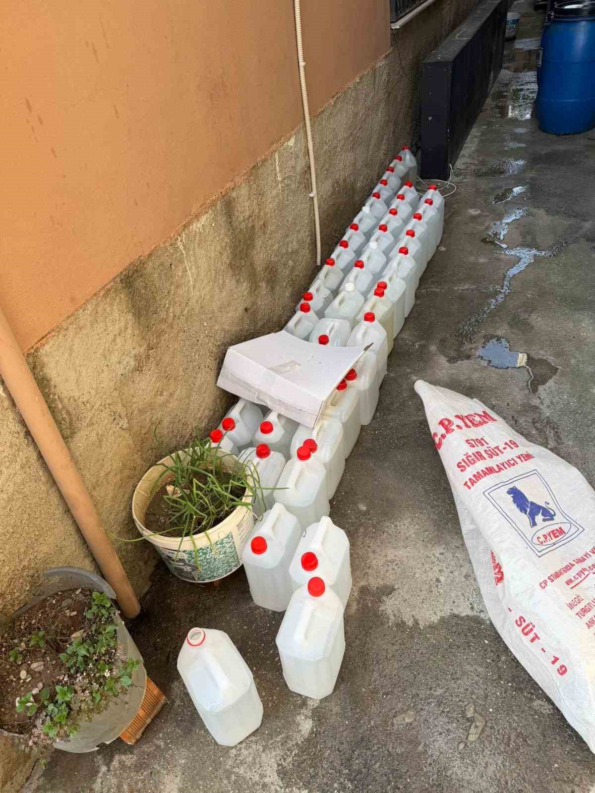 Adana&rsquo;da sahte alkol operasyonu: 1 ton etil alkol ele ge&ccedil;irildi
