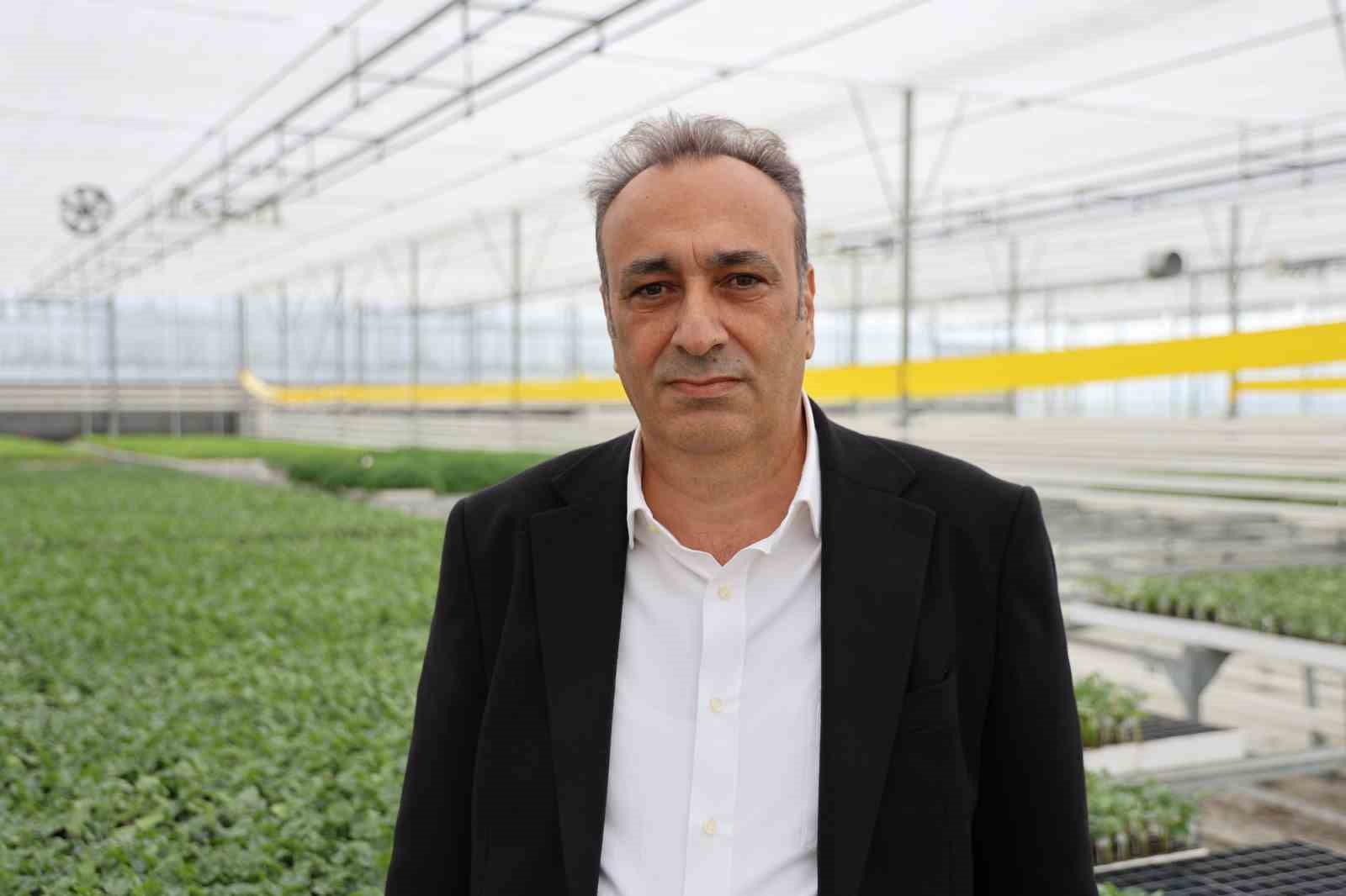 Jeotermal tesiste üretilen çiçekler, kentin renklenmesinde önemli rol alıyor