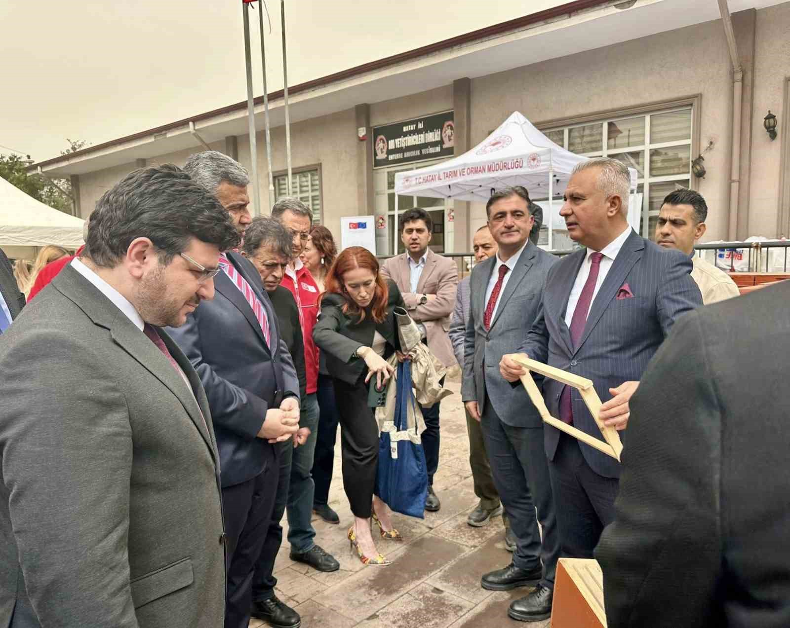 Payas’ta arıcılara malzeme desteği sağlandı