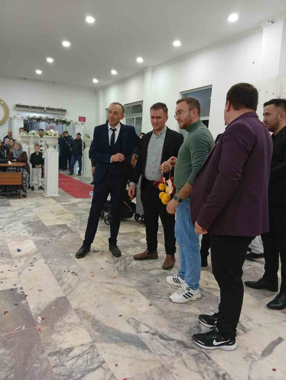 Arkadaşlarından damada &rsquo;beşi bir yerde ayva&rsquo;
