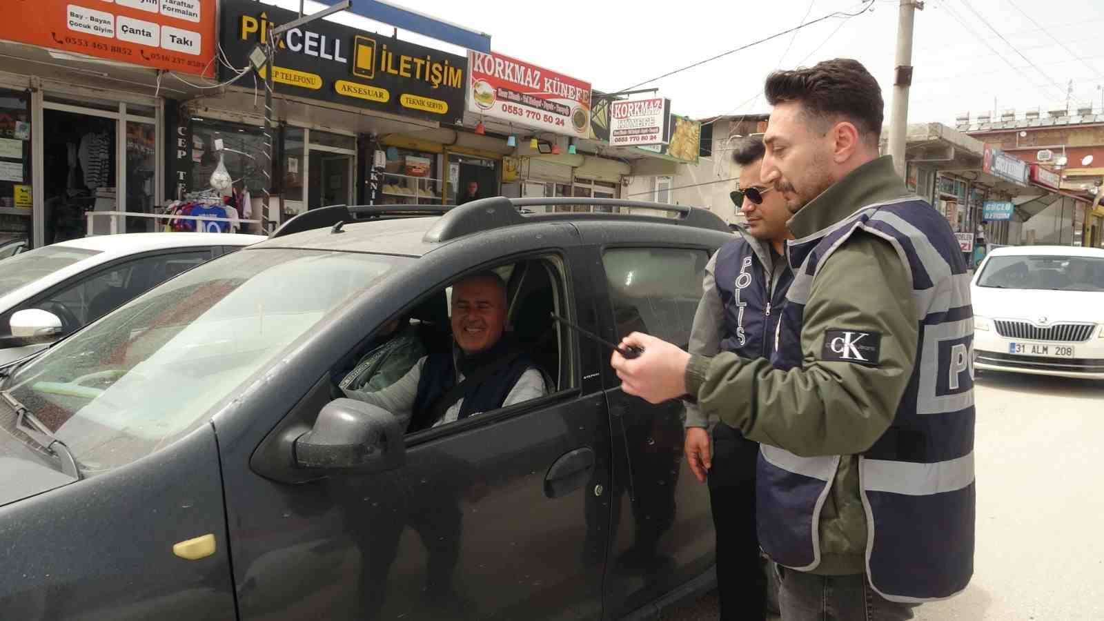 Hatay’da polis ekipleri hatalı park konusunda sürücüleri uyardı