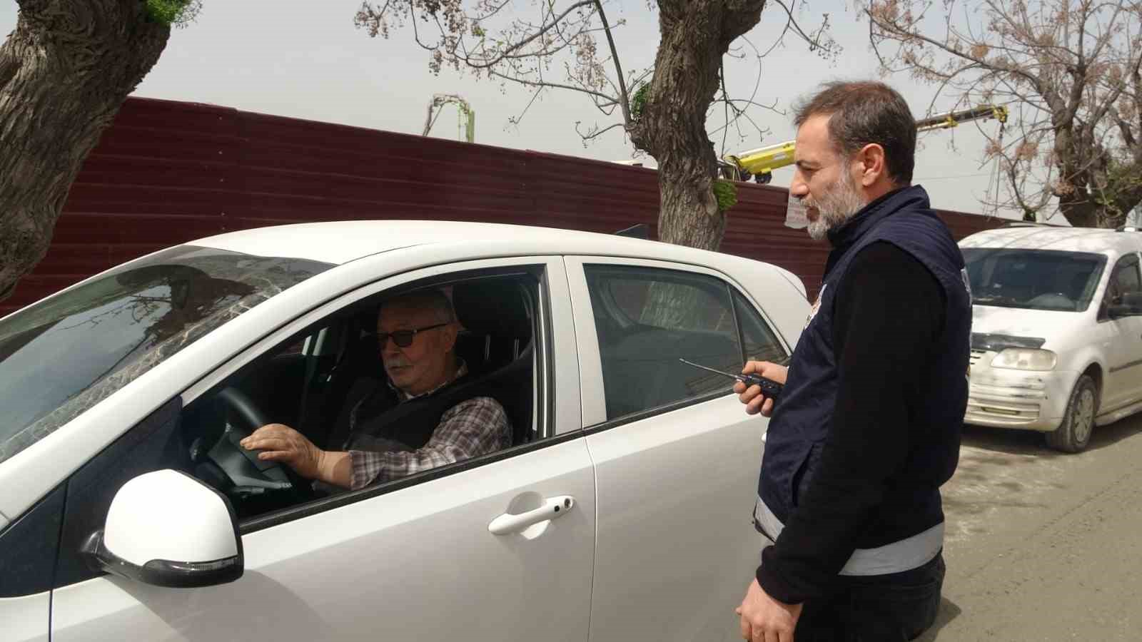 Hatay&rsquo;da polis ekipleri hatalı park konusunda s&uuml;r&uuml;c&uuml;leri uyardı
