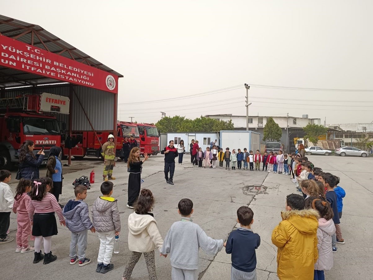 İlkokul &ouml;ğrencilerinden itfaiye istasyonuna ziyaret
