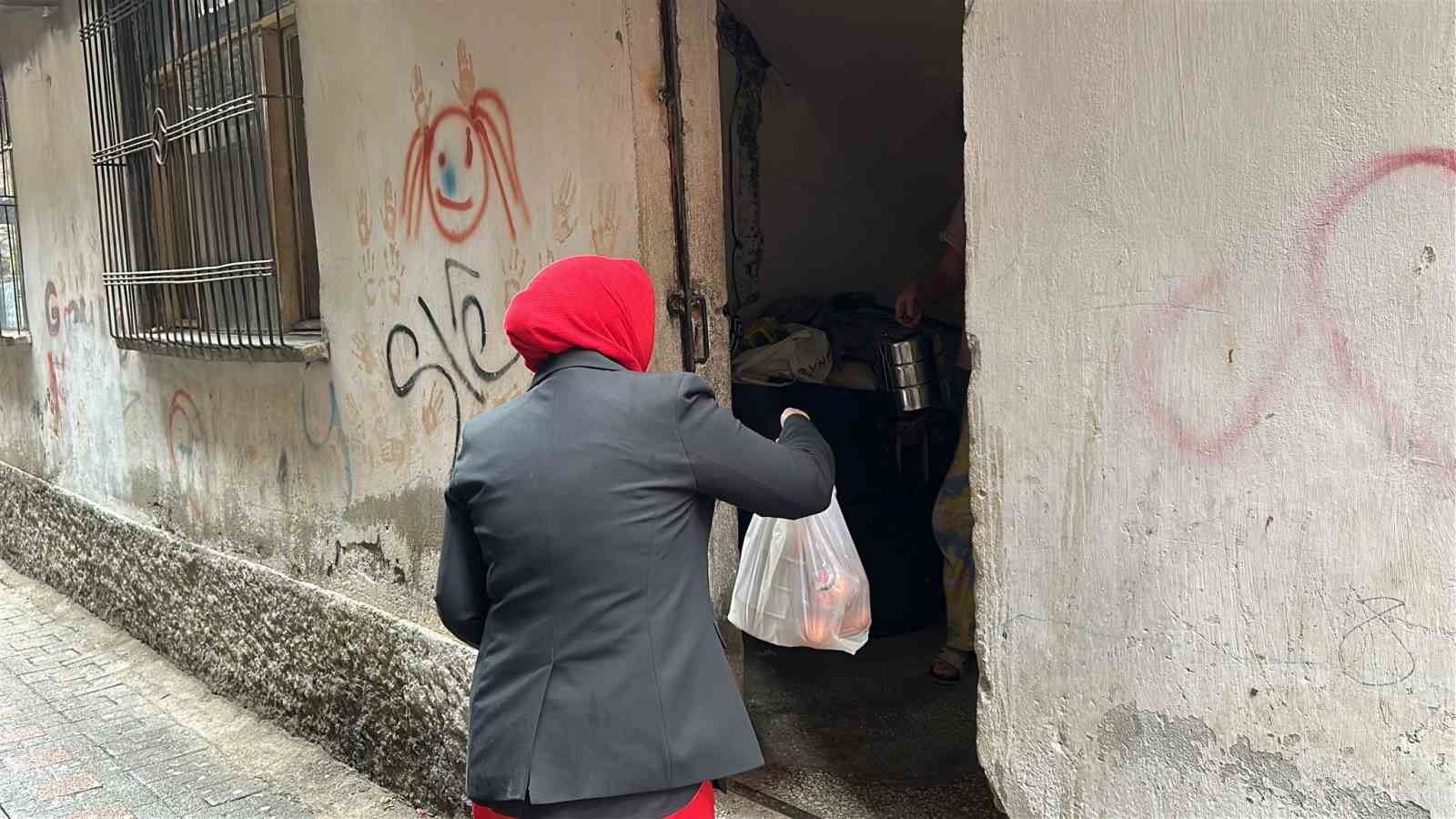 Diyarbakır&rsquo;da sıcak yemek desteği ihtiya&ccedil; sahiplerine umut oluyor
