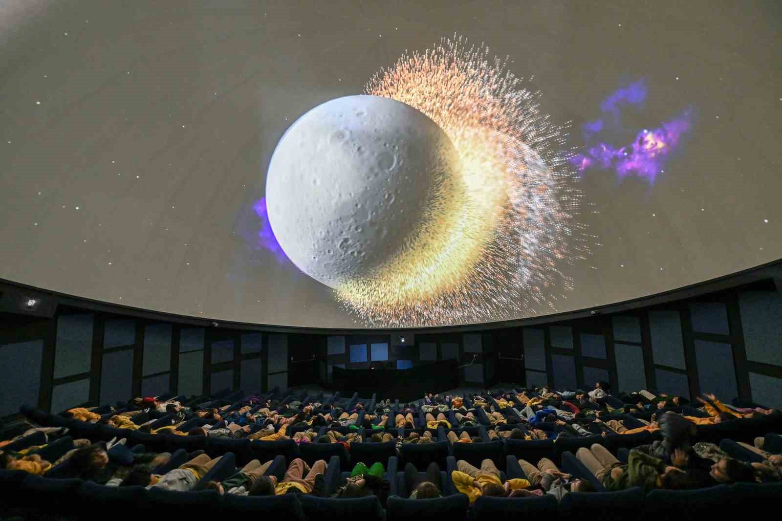 Mercan Bilim Merkezi planetaryumu &ccedil;ocukları evrenle buluşturuyor
