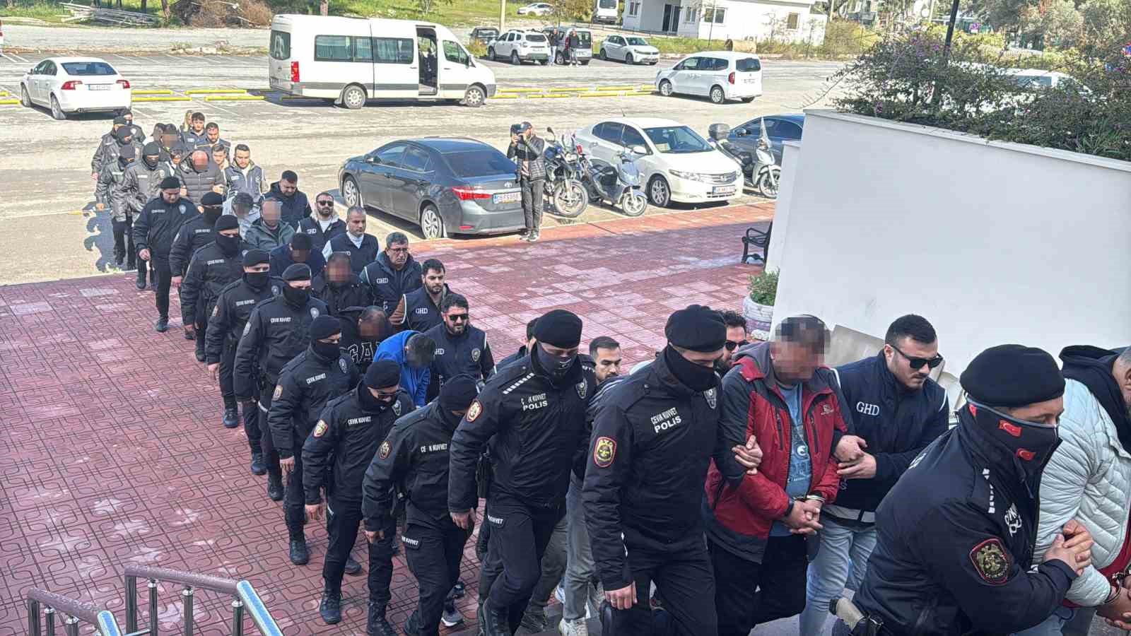 Yalıkavak a&ccedil;ıklarında g&ouml;&ccedil;men faciası: 16 ş&uuml;pheli adliyede
