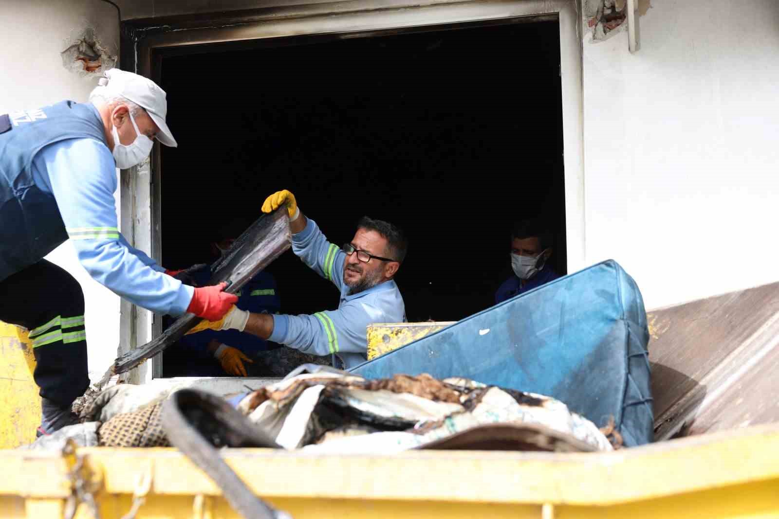 Belediye ekipleri yangının izlerini sildi, değerli eşyaları teslim etti

