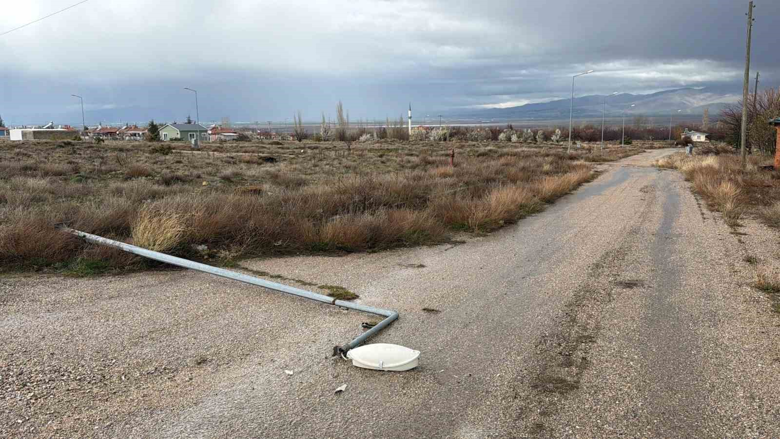Aydınlatma direği yol ortasına devrildi, faciadan d&ouml;n&uuml;ld&uuml;
