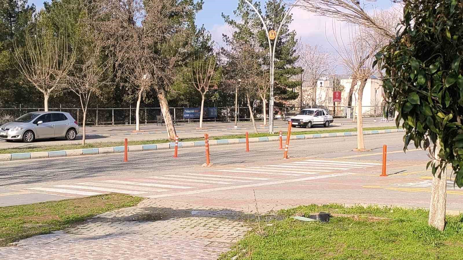 Gerc&uuml;ş&rsquo;te bulvar işgali: Kaldırılmayan eğitim dubaları trafiği esir aldı
