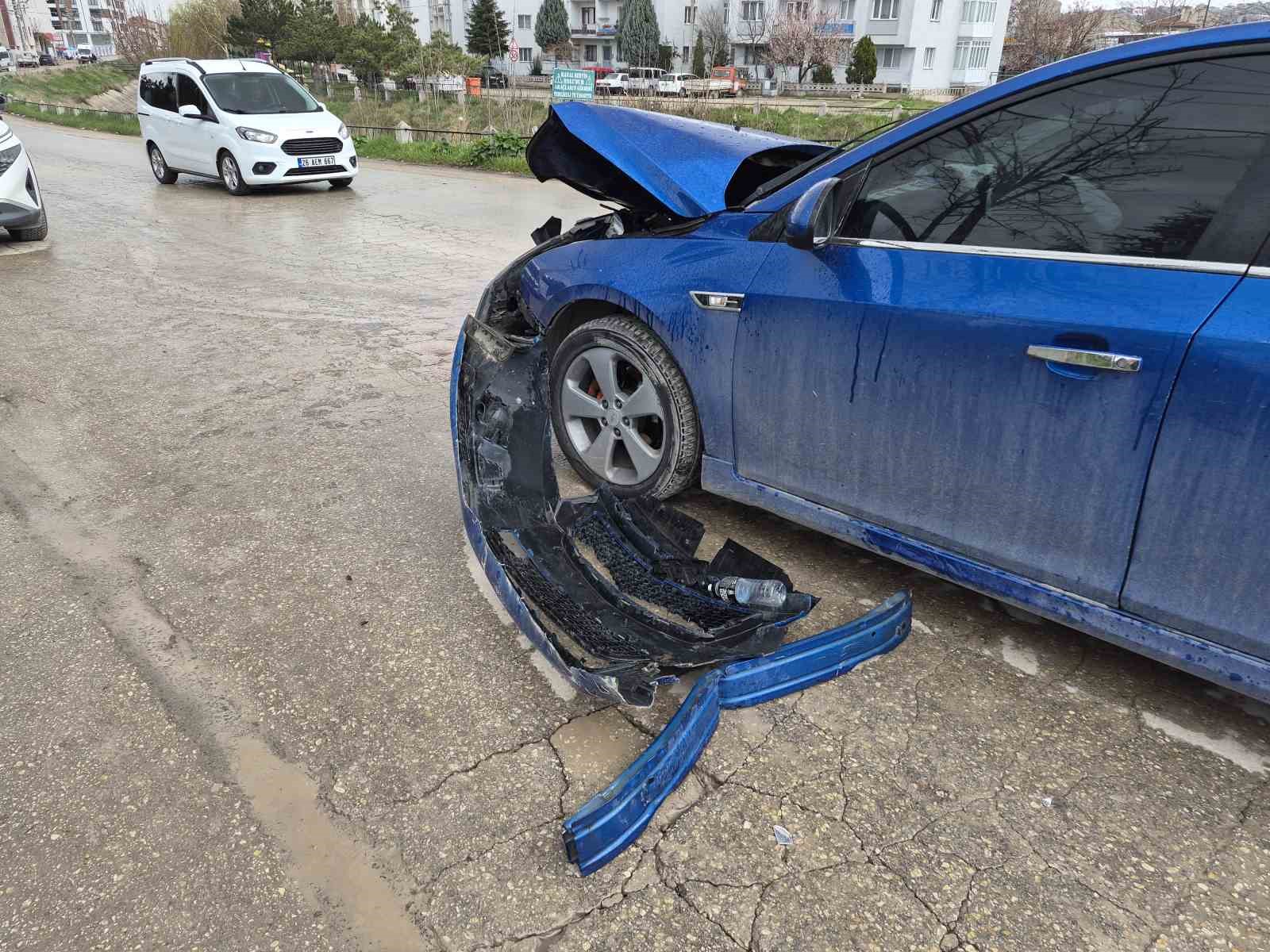 &rsquo;Dur&rsquo; levhasına uymayan otomobil, &ccedil;&ouml;p kamyonuna &ccedil;arptı: 1 yaralı
