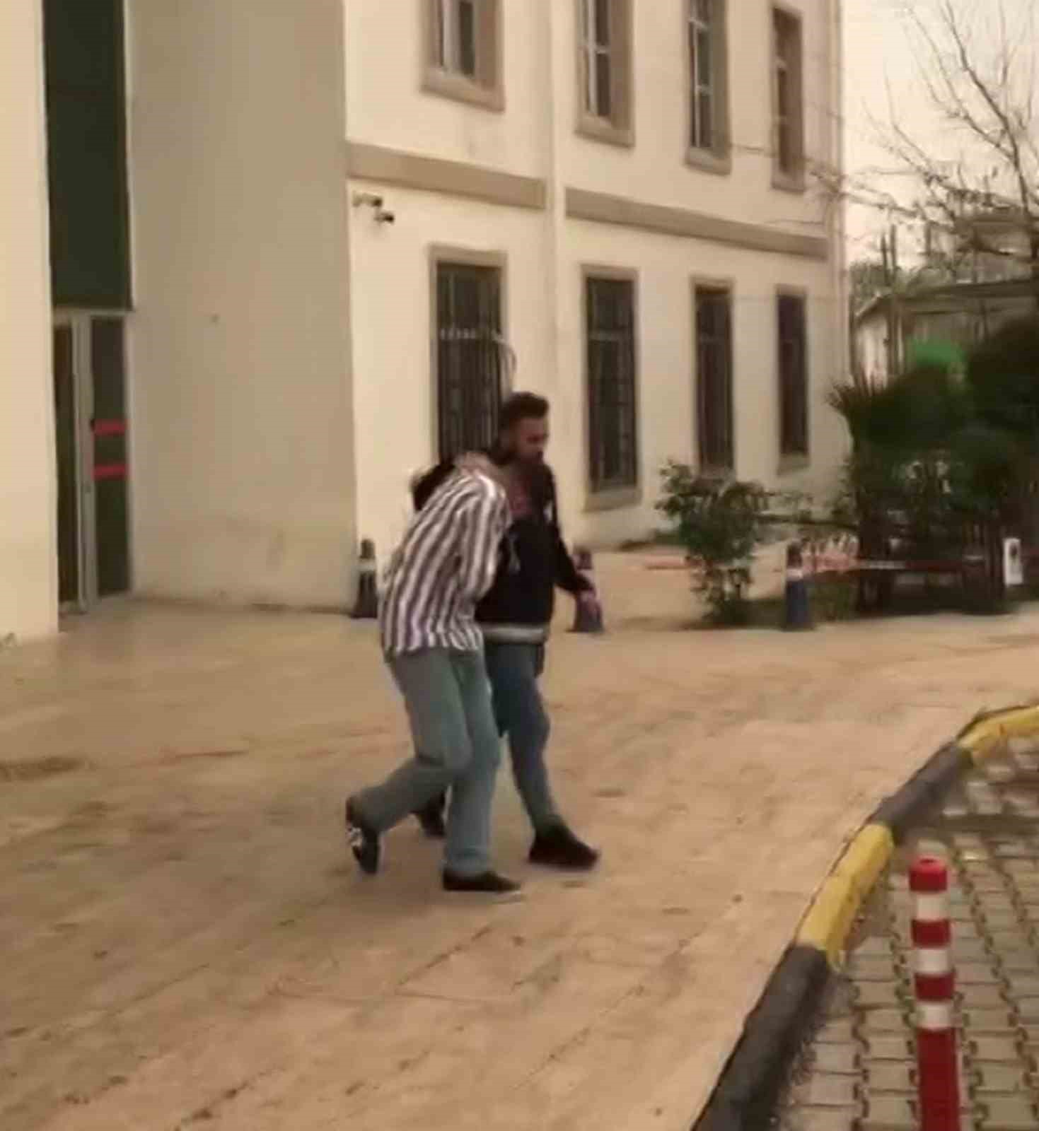 Başkasına ait beğendiği ayakkabıyı &ccedil;alarken kameralara yakalanan su&ccedil; makinesi tutuklandı
