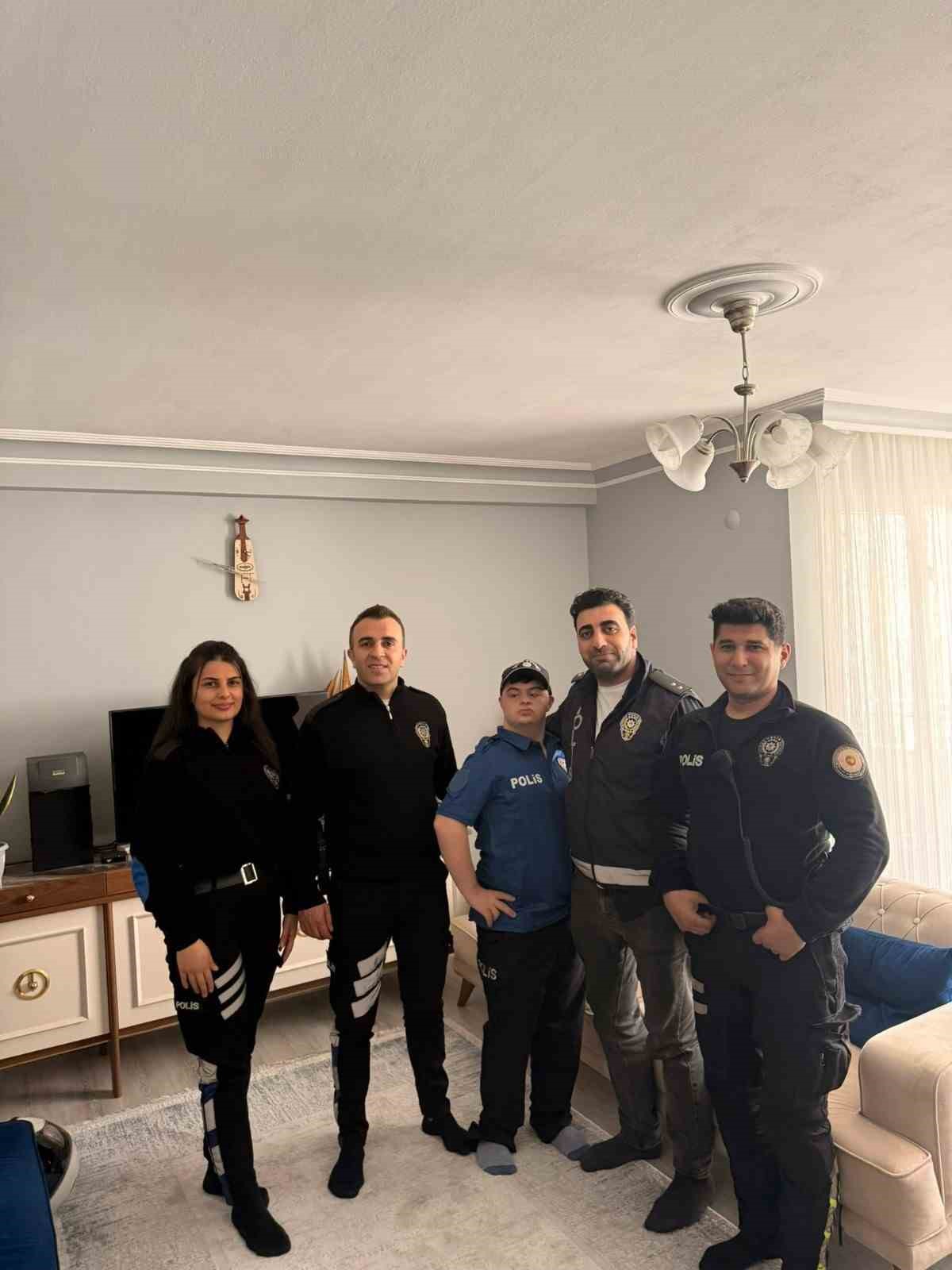 Down sendromlu Melik&rsquo;e polis ekiplerinden doğum g&uuml;n&uuml; s&uuml;rprizi
