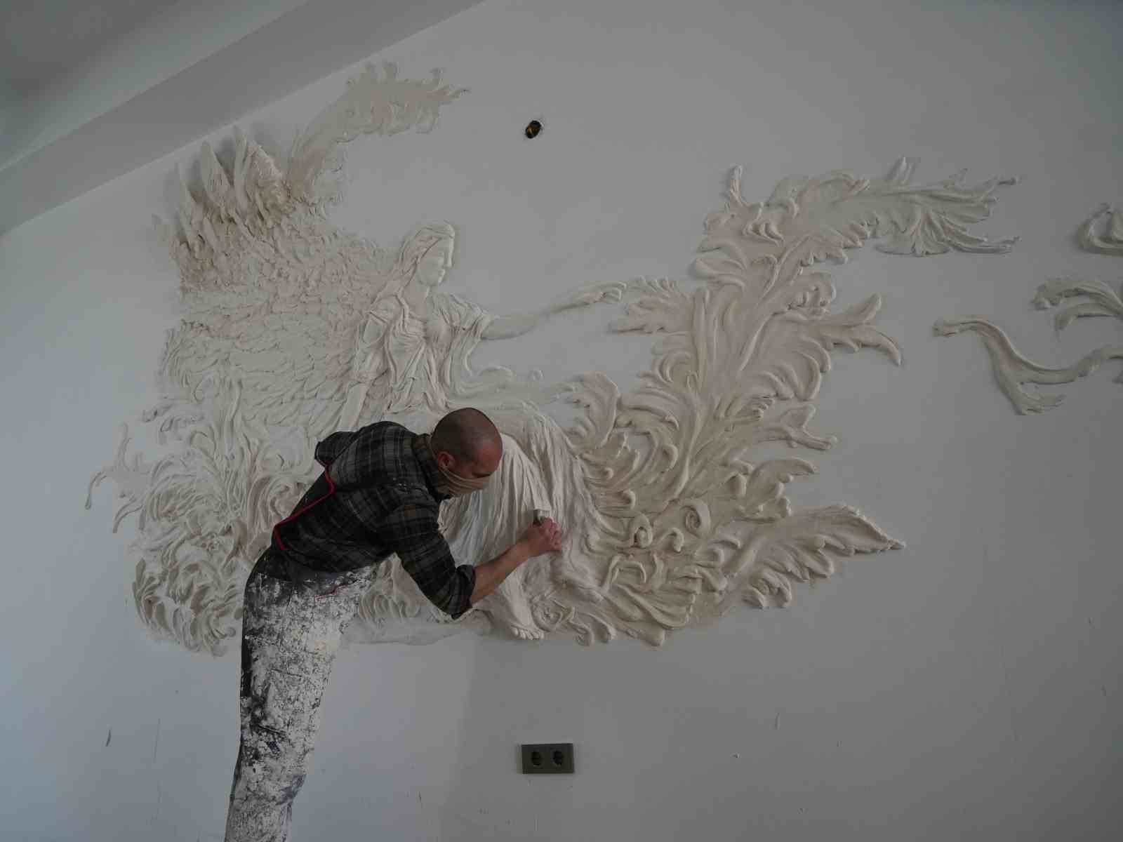 Genç sanatçı alçıyla duvarları resim tablosuna dönüştürüyor